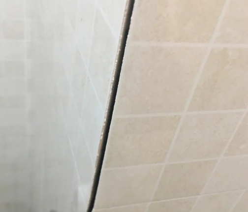 仁寿瓷砖空鼓维修公司分享阳台瓷砖脱落的修复过程可以分为以下几个步骤