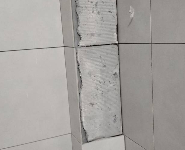 仁寿瓷砖空鼓维修公司分享下瓷砖施工前基层浇水润湿程度不足，可能导致以下问题